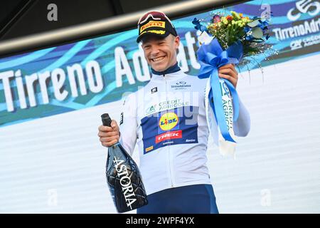 Giulianova, Italia. 7 marzo 2024. MILAN Jonathan festeggia sul podio con la maglia bianca dopo la 59° Tirreno-Adriatico 2024, tappa 4 a km da Arrone a Giulianova il 7 marzo 2024 a Giulianova, Abruzzo, Italia. (Foto di Gian Mattia D'Aberto/LaPresse) credito: LaPresse/Alamy Live News Foto Stock