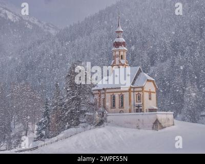 Questa immagine invernale è della chiesa di San Nicola situata nel villaggio di Obernberg, in cima alla valle di Obernbergtal, nel Tirolo austriaco Foto Stock