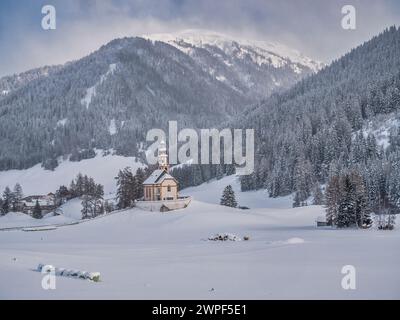 Questa immagine invernale è della chiesa di San Nicola situata nel villaggio di Obernberg, in cima alla valle di Obernbergtal, nel Tirolo austriaco Foto Stock