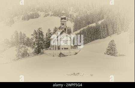 Questa immagine invernale è della chiesa di San Nicola situata nel villaggio di Obernberg, in cima alla valle di Obernbergtal, nel Tirolo austriaco Foto Stock