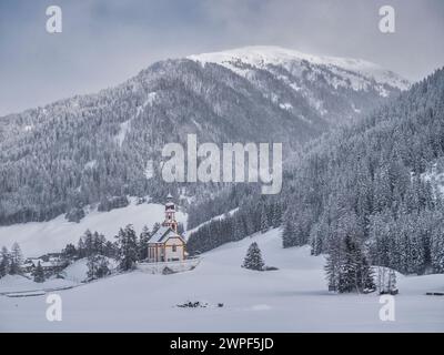 Questa immagine invernale è della chiesa di San Nicola situata nel villaggio di Obernberg, in cima alla valle di Obernbergtal, nel Tirolo austriaco Foto Stock