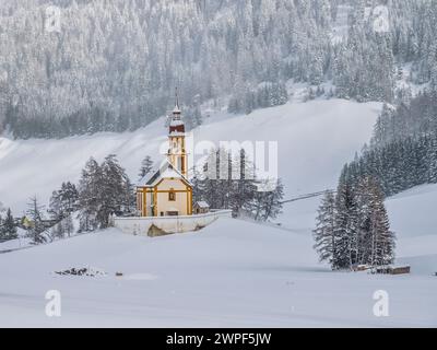 Questa immagine invernale è della chiesa di San Nicola situata nel villaggio di Obernberg, in cima alla valle di Obernbergtal, nel Tirolo austriaco Foto Stock