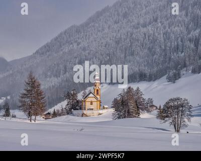 Questa immagine invernale è della chiesa di San Nicola situata nel villaggio di Obernberg, in cima alla valle di Obernbergtal, nel Tirolo austriaco Foto Stock