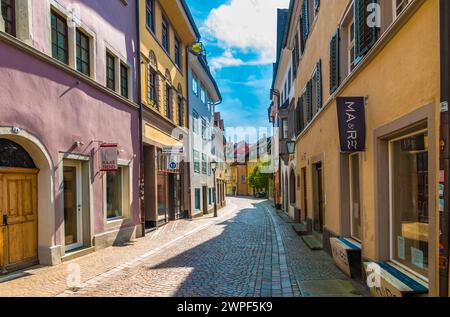 Splendida vista sulla strada acciottolata Münzgasse con case storiche colorate nella città vecchia di Costanza (Costanza) sul lago di Costanza (Bodensee)... Foto Stock