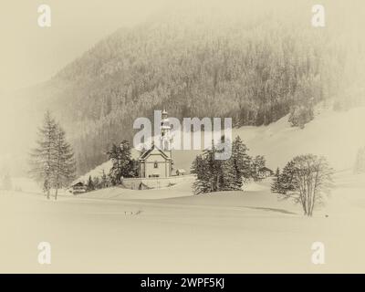 Questa immagine invernale è della chiesa di San Nicola situata nel villaggio di Obernberg, in cima alla valle di Obernbergtal, nel Tirolo austriaco Foto Stock