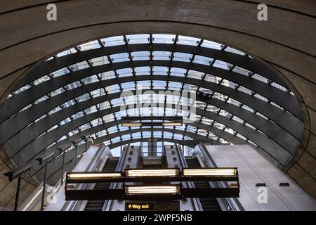 Stazione della metropolitana Canada Water, scale mobili e tetto, Canary Wharf, Londra, Inghilterra, Regno Unito Foto Stock