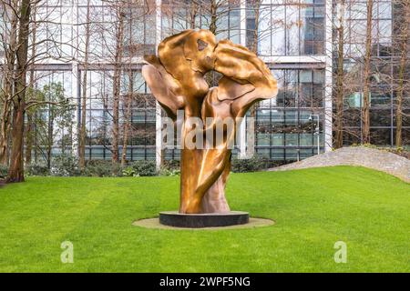 Fortuna, scultura in bronzo bz Helaine Blumenfeld OBE in Jubilee Gardens, Canary Wharf, Londra, Inghilterra, Regno Unito Foto Stock