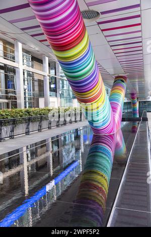 Click Your Heels Together Three Times, 2023 Pride installation di Adam Nathanial Furman, Canary Wharf, Londra, Regno Unito Foto Stock