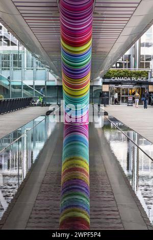 Click Your Heels Together Three Times, 2023 Pride installation di Adam Nathanial Furman, Canary Wharf, Londra, Regno Unito Foto Stock