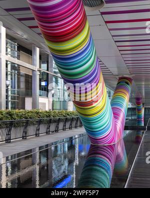 Click Your Heels Together Three Times, 2023 Pride installation di Adam Nathanial Furman, Canary Wharf, Londra, Regno Unito Foto Stock
