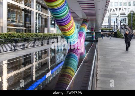 Click Your Heels Together Three Times, 2023 Pride installation di Adam Nathanial Furman, Canary Wharf, Londra, Regno Unito Foto Stock