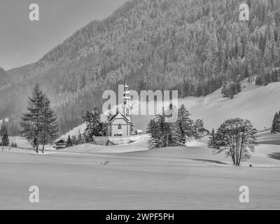 Questa immagine invernale è della chiesa di San Nicola situata nel villaggio di Obernberg, in cima alla valle di Obernbergtal, nel Tirolo austriaco Foto Stock