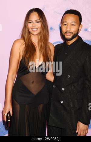 WEST HOLLYWOOD, CALIFORNIA - 06 MARZO: (L-R) Chrissy Teigen e John Legend partecipano ai Green Carpet Fashion Awards 2024 al 1 Hotel West Hollywood on M Foto Stock