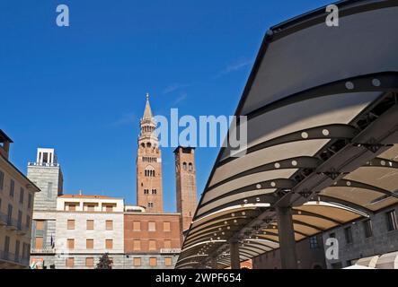 Torri medievali (torrazzo e municipio) viste da piazza Stradivari, Cremona, Lombardia, Italia Foto Stock