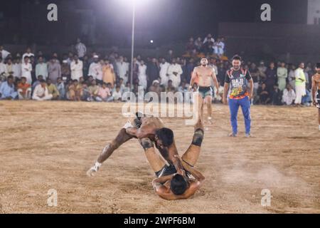 partita kabaddi. Giocatori Kabaddi che inseguono incursioni contro la squadra in uno stadio affollato. Kabaddi Punjab Sports Foto Stock