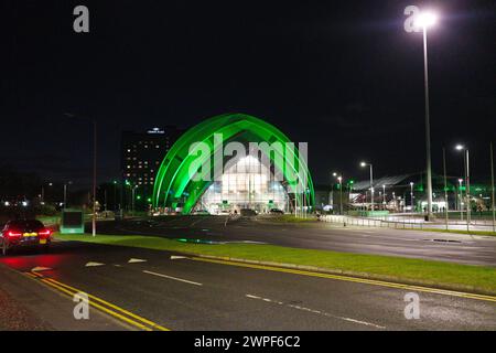 Glasgow Scozia: 11 febbraio 2024: Esterno del SEC Armadillo Glasgow illuminato di notte OVO verde Foto Stock
