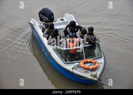 Srinagar, India. 7 marzo 2024. I Marine Commandos (MAROS) della marina indiana pattugliano sul fiume Jhelum, durante la visita del primo ministro indiano, Narendra modi a Srinagar. Credito: SOPA Images Limited/Alamy Live News Foto Stock