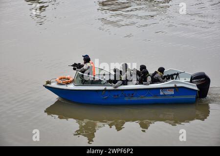 Srinagar, India. 7 marzo 2024. I Marine Commandos (MAROS) della marina indiana pattugliano sul fiume Jhelum, durante la visita del primo ministro indiano, Narendra modi a Srinagar. Credito: SOPA Images Limited/Alamy Live News Foto Stock