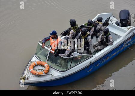 Srinagar, India. 7 marzo 2024. I Marine Commandos (MAROS) della marina indiana pattugliano sul fiume Jhelum, durante la visita del primo ministro indiano, Narendra modi a Srinagar. Credito: SOPA Images Limited/Alamy Live News Foto Stock