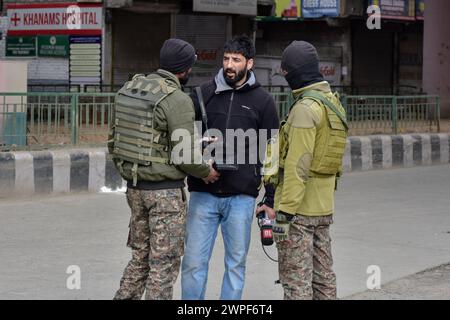 Srinagar, India. 7 marzo 2024. Le truppe paramilitari fermano un giornalista fuori da un luogo dove il primo ministro indiano Narendra modi si rivolge a un raduno pubblico a Srinagar. Credito: SOPA Images Limited/Alamy Live News Foto Stock