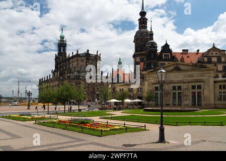 Il castello residenziale con la torre Hausmannsturm e la cattedrale di Dresda. Katholische hofkirche a Dresda. Germania 2020 Foto Stock