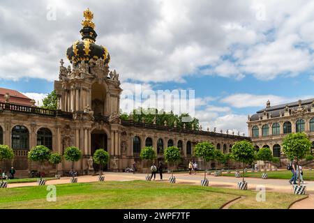 Complesso del palazzo Zwinger barocco. La costruzione iniziò nel 1709 per ordine del re Augusto II il forte. Dresda, Sassonia, Germania 2020 Foto Stock
