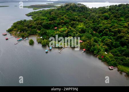 Vista aerea della spettacolare isola Cristobal e delle lagune che la circondano, la splendida foresta di mangrovie e le remote cabine sull'acqua, Bocas del Toro, Panama Foto Stock