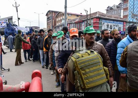 Srinagar, India. 7 marzo 2024. I poliziotti scorrono le persone in coda fuori da un luogo dove il primo ministro indiano Narendra modi si rivolge a un raduno pubblico a Srinagar. (Foto di Saqib Majeed/SOPA Images/Sipa USA) credito: SIPA USA/Alamy Live News Foto Stock