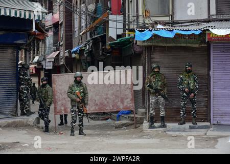 Srinagar, India. 7 marzo 2024. Le truppe paramilitari sono in allerta vicino al luogo durante la visita del primo ministro indiano Narendra modi a Srinagar. (Foto di Saqib Majeed/SOPA Images/Sipa USA) credito: SIPA USA/Alamy Live News Foto Stock