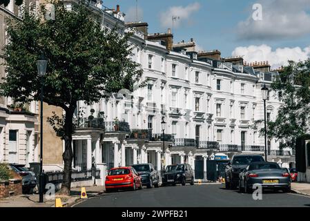 Londra, Regno Unito - 26 agosto 2023: Case tradizionali a Notting Hill Foto Stock