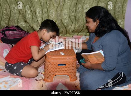 Silguri, Bengala Occidentale, INDIA. 7 marzo 2024. Diya Podder (R), Un tutor privato insegna a una brillante studentessa dell'accademia nella sua casa alla vigilia della giornata internazionale della donna a Siliguri. (Credit Image: © Diptendu Dutta/ZUMA Press Wire) SOLO PER USO EDITORIALE! Non per USO commerciale! Foto Stock