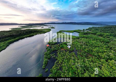 Vista aerea della spettacolare isola Cristobal e delle lagune che la circondano, la splendida foresta di mangrovie e le remote cabine sull'acqua, Bocas del Toro, Panama Foto Stock