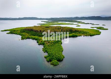 Vista aerea della spettacolare isola Cristobal e delle lagune che la circondano, la splendida foresta di mangrovie e le remote cabine sull'acqua, Bocas del Toro, Panama Foto Stock