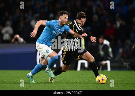 Federico Chiesa della Juventus FC e Amir Rrahmani della SSC Napoli competono per il pallone durante la partita di serie A TIM tra SSC Napoli e Juventus FC a. Foto Stock