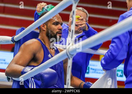 Busto Arsizio, Italia. 6 marzo 2024. Loren Berto Alfonso Dominguez (Blu) dell'Azerbaigian visto durante il 1 ° Torneo Mondiale di qualificazione Boxing Road to Paris lotta tra Yan Zak (Rosso) di Israele (non nella foto) e Loren Berto Alfonso Dominguez (Blu) dell'Azerbaigian alla e-Work Arena. (Foto di Fabrizio Carabelli/SOPA Images/Sipa USA) credito: SIPA USA/Alamy Live News Foto Stock