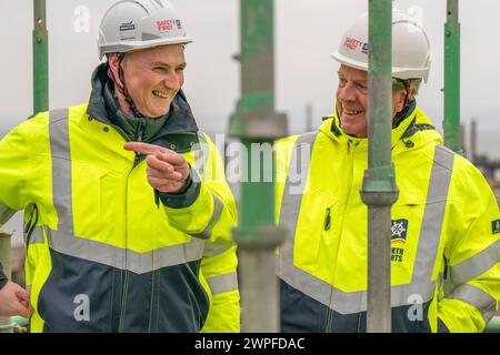 Il segretario scozzese Alister Jack (a destra) durante la sua visita al porto di Leith, parte di Forth Green Freeports, per ascoltare i piani di sviluppo economico di freeport e incontrare personale e apprendisti. Data foto: Giovedì 7 marzo 2024. Foto Stock