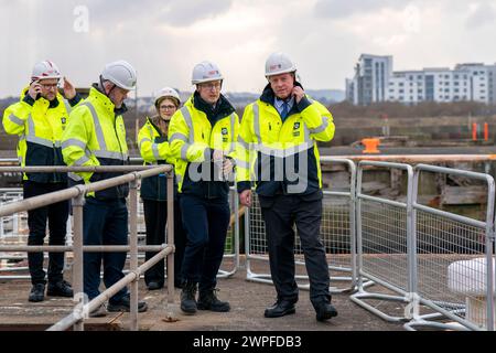 Il segretario scozzese Alister Jack (a destra) durante la sua visita al porto di Leith, parte di Forth Green Freeports, per ascoltare i piani di sviluppo economico di freeport e incontrare personale e apprendisti. Data foto: Giovedì 7 marzo 2024. Foto Stock