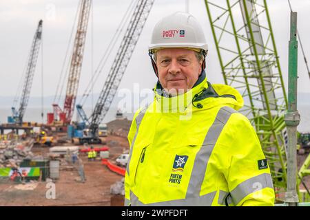 Il segretario scozzese Alister Jack durante la sua visita al porto di Leith, parte di Forth Green Freeports, per ascoltare i piani di sviluppo economico di freeport e incontrare personale e apprendisti. Data foto: Giovedì 7 marzo 2024. Foto Stock