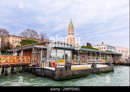 Stazione del vaporetto San Marco sul Canal grande a Venezia in Veneto Foto Stock