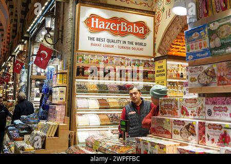 Prodotti colorati in vendita nel Bazaar delle spezie (egiziano,) a Istanbul, Turchia Foto Stock