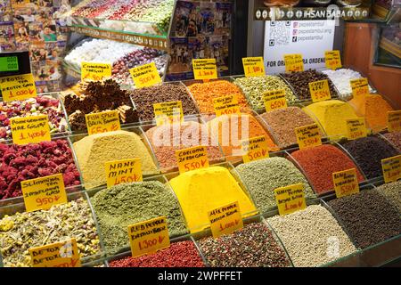 Prodotti colorati in vendita nel Bazaar delle spezie (egiziano,) a Istanbul, Turchia Foto Stock