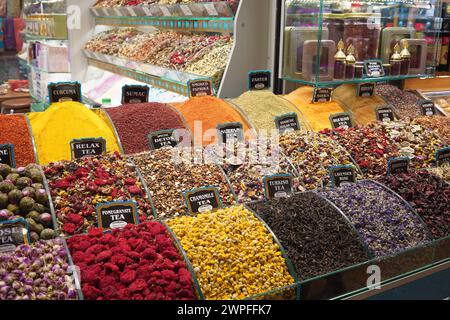 Prodotti colorati in vendita nel Bazaar delle spezie (egiziano,) a Istanbul, Turchia Foto Stock