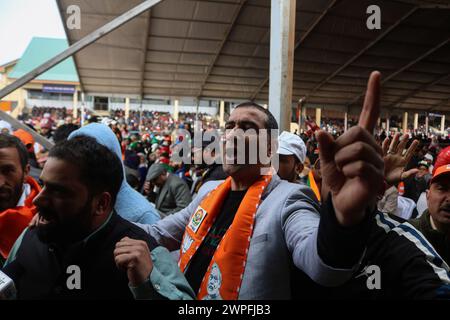 Srinagar, India. 7 marzo 2024. Un uomo viene visto durante la visita di lavoro del primo ministro indiano, Narendra modi, per l'annuncio dei 9 Proietti del Ministero del Turismo sotto il regime Swadesh Darshan e Prashad allo stadio Bakshi. Questa è la prima visita di modi nella regione himalayana dopo l'abrogazione dell'articolo 370. Il 7 marzo 2024 a Srinagar, India. (Immagine di credito: © Firdous Nazir/eyepix via ZUMA Press Wire) SOLO PER USO EDITORIALE! Non per USO commerciale! Foto Stock