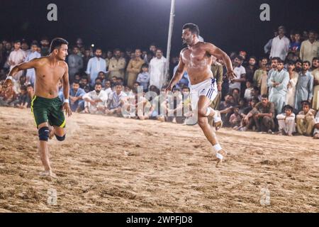 partita kabaddi. Giocatori Kabaddi che inseguono incursioni contro la squadra in uno stadio affollato. Kabaddi Punjab Sports Foto Stock