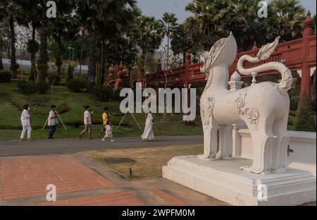 Ballerini classici thailandesi e musicisti alle celebrazioni buddiste Makha Bucha dove le reliquie di Buddha sono custodite al Parco reale Rajapruek a Chiang mai, Thailandia Foto Stock