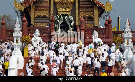 I fedeli buddhisti obbediscono alle sacre reliquie di Buddha e dei suoi due principali venerabili discepoli, Sariputra e Moggallana dall'India durante una cerimonia di consacrazione, che si terrà presso il Royal Pavilion o ho Kum Luang, Royal Park Rajapruek. Le sacre reliquie del Buddha e dei suoi due venerabili discepoli principali, Sariputra e Moggallana, dall'India, saranno esposte ai devoti buddisti per adorare in un'esposizione di undici giorni in quattro città della Thailandia come parte delle celebrazioni del 72° compleanno del re tailandese. Foto Stock