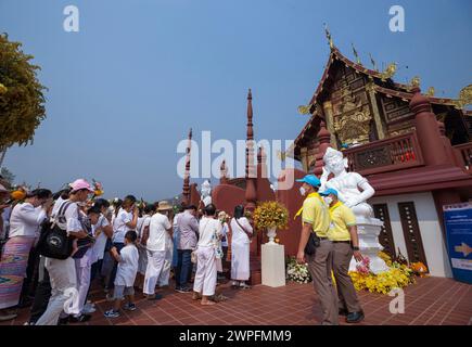 I fedeli buddhisti obbediscono alle sacre reliquie di Buddha e dei suoi due principali venerabili discepoli, Sariputra e Moggallana dall'India durante una cerimonia di consacrazione, che si terrà presso il Royal Pavilion o ho Kum Luang, Royal Park Rajapruek. Le sacre reliquie del Buddha e dei suoi due venerabili discepoli principali, Sariputra e Moggallana, dall'India, saranno esposte ai devoti buddisti per adorare in un'esposizione di undici giorni in quattro città della Thailandia come parte delle celebrazioni del 72° compleanno del re tailandese. Foto Stock
