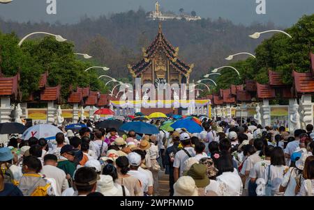 I fedeli buddhisti obbediscono alle sacre reliquie di Buddha e dei suoi due principali venerabili discepoli, Sariputra e Moggallana dall'India durante una cerimonia di consacrazione, che si terrà presso il Royal Pavilion o ho Kum Luang, Royal Park Rajapruek. Le sacre reliquie del Buddha e dei suoi due venerabili discepoli principali, Sariputra e Moggallana, dall'India, saranno esposte ai devoti buddisti per adorare in un'esposizione di undici giorni in quattro città della Thailandia come parte delle celebrazioni del 72° compleanno del re tailandese. Foto Stock