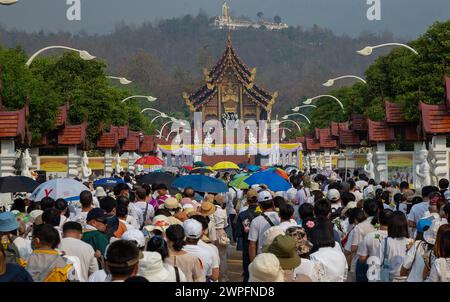 I fedeli buddhisti obbediscono alle sacre reliquie di Buddha e dei suoi due principali venerabili discepoli, Sariputra e Moggallana dall'India durante una cerimonia di consacrazione, che si terrà presso il Royal Pavilion o ho Kum Luang, Royal Park Rajapruek. Le sacre reliquie del Buddha e dei suoi due venerabili discepoli principali, Sariputra e Moggallana, dall'India, saranno esposte ai devoti buddisti per adorare in un'esposizione di undici giorni in quattro città della Thailandia come parte delle celebrazioni del 72° compleanno del re tailandese. (Foto di Pongmanat Tasiri/SOPA Images/Sipa USA) Foto Stock