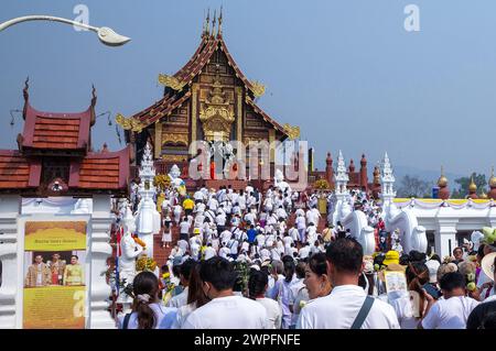 I fedeli buddhisti obbediscono alle sacre reliquie di Buddha e dei suoi due principali venerabili discepoli, Sariputra e Moggallana dall'India durante una cerimonia di consacrazione, che si terrà presso il Royal Pavilion o ho Kum Luang, Royal Park Rajapruek. Le sacre reliquie del Buddha e dei suoi due venerabili discepoli principali, Sariputra e Moggallana, dall'India, saranno esposte ai devoti buddisti per adorare in un'esposizione di undici giorni in quattro città della Thailandia come parte delle celebrazioni del 72° compleanno del re tailandese. (Foto di Pongmanat Tasiri/SOPA Images/Sipa USA) Foto Stock